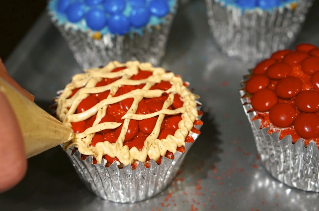 make cupcakes look like mini pies