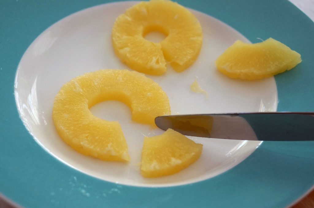 cut-pineapple-for-cake