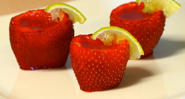 put-alcohol-in-strawberry